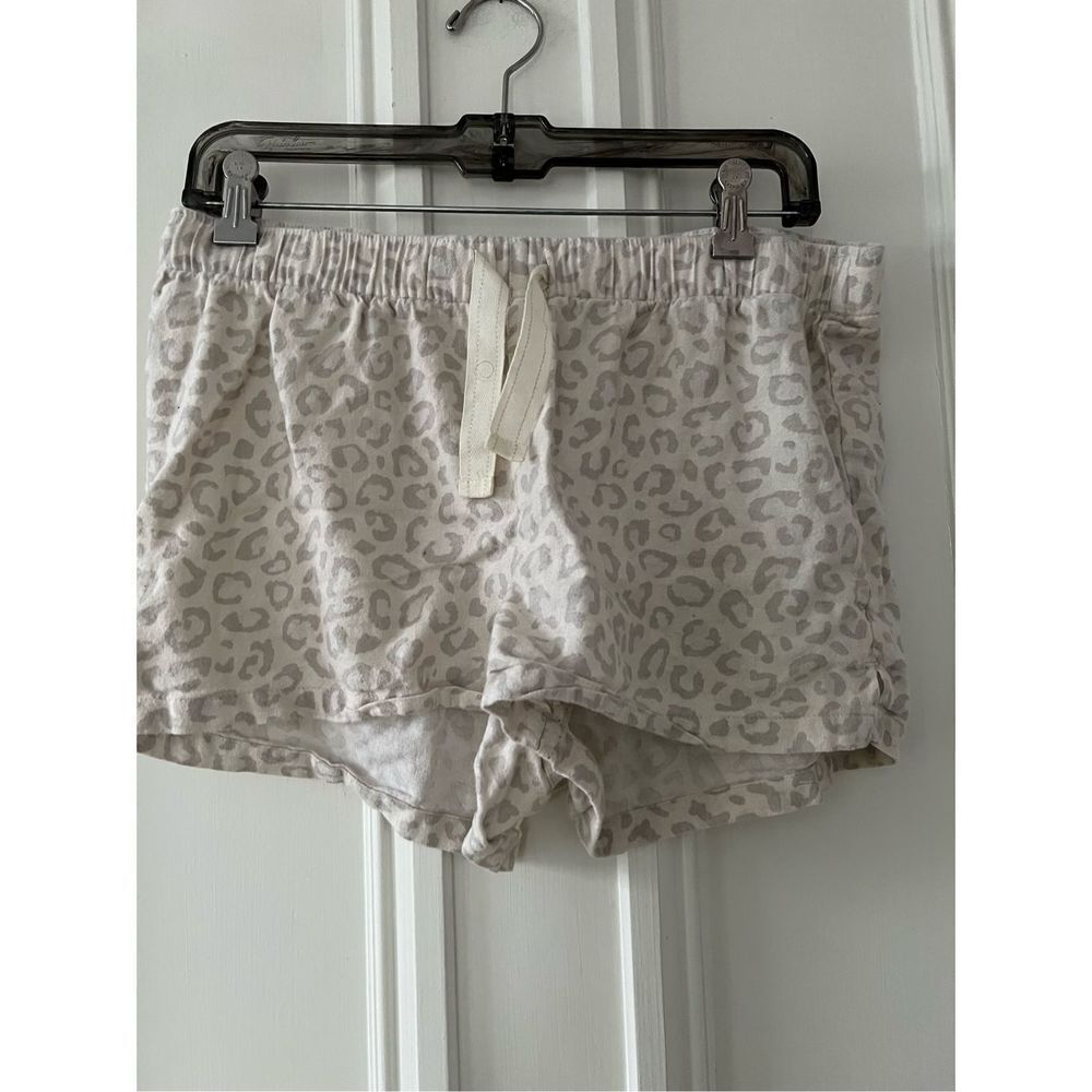 Old Navy cream and beige animal print flannel pajama shorts M